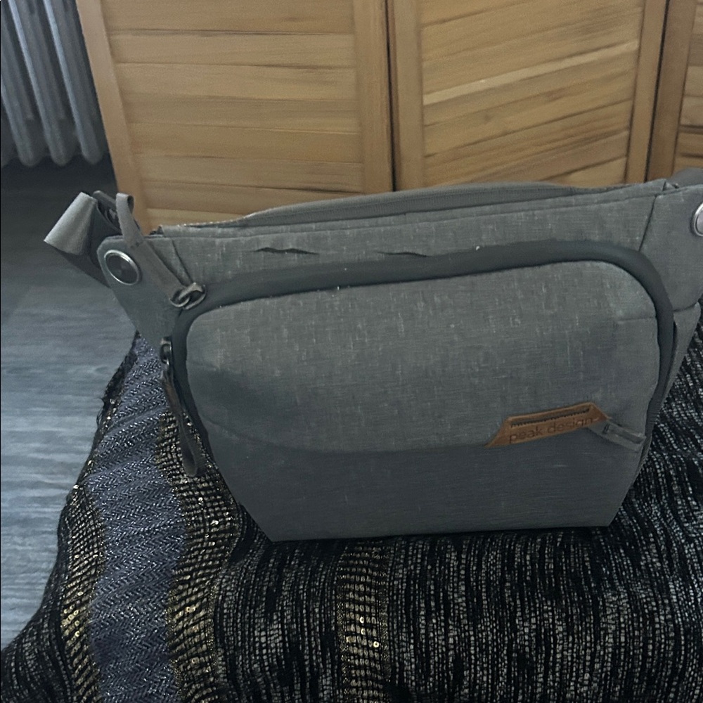 Chic Gray Belt Bag for Men or Women 
PEAK DESIGN.